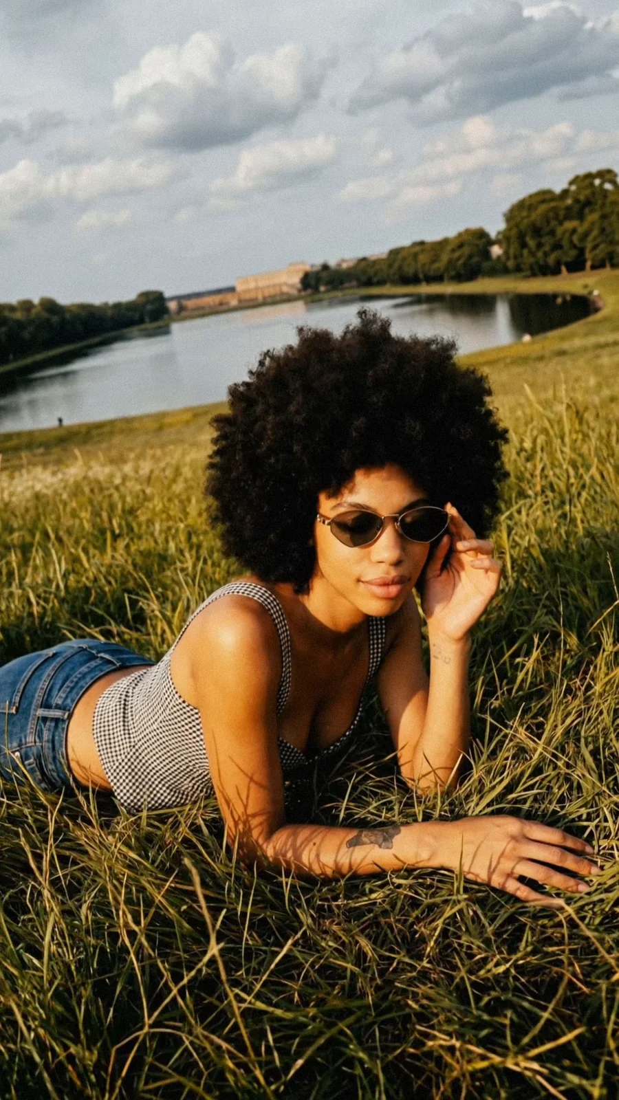 Une femme porte des lunettes de soleil en extérieur. Le montage alterne portraits, détails des montures et compositions autour des lunettes. Le film comporte le signe OS+ Optical Service et une adresse à Versailles.