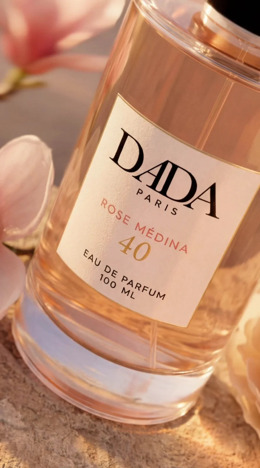 Un flacon DADA PARIS se dévoile parmi des fleurs. Des plans rapprochés présentent le verre, les pétales et l’étiquette Rose Médina 40.